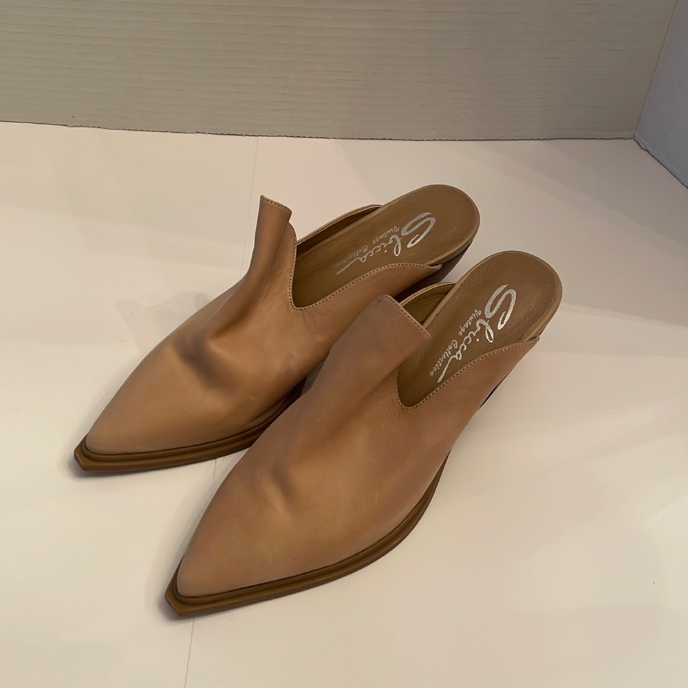 Perfect color new pair of mules. Never worn as didn’t fit. Excellent condition.